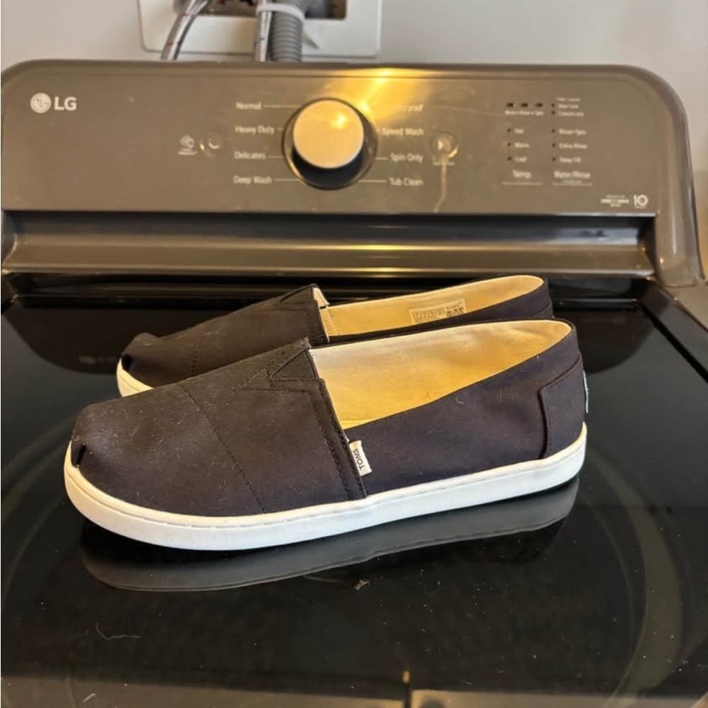 Sz 5 big girls Toms Belmont Shoes in Black and White